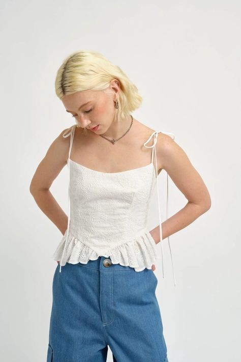 Candy Corset White Eyelet Cute Blouse Tops, Cute White Top Outfits, Corset Outfit Summer, Corset Look, White Cotton Top, Corset Looks, Top Corset, Eyelet Top, Tops Blouse