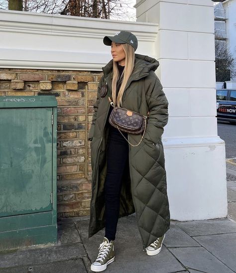 Long Puffer Coat Outfit, Long Puffer Jacket Outfit, Green Coat Outfit, Freya Killin, Long Jacket Outfit, Puffer Coat Outfit, Winter Jacket Outfits, Long Winter Jacket, Winter Coat Outfits