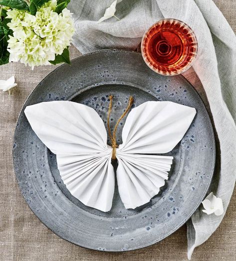 Napkin Folding Ideas Butterfly, Butterfly Napkin Fold, Butterfly Napkins, Napkin Folding Ideas, Beautiful Napkin Folding, Diy Napkin Folding, Napkin Folding Tutorial, Fancy Napkin Folding, Paper Napkin Folding