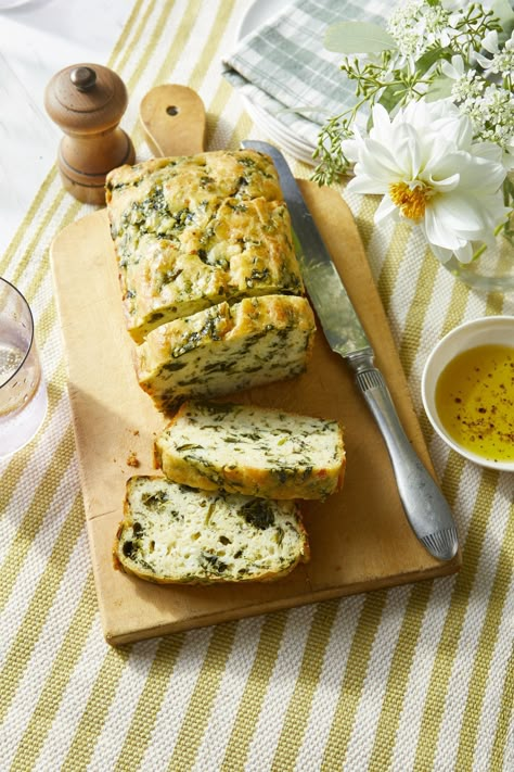 Spinach and Feta Quick Breadcountryliving Feta Bread, Christmas Lunch Menu, Lunch Menu Ideas, Spinach Bread, Quick Bread Recipe, Spinach Feta, Chocolate Banana Bread, Christmas Lunch, Quick Bread Recipes