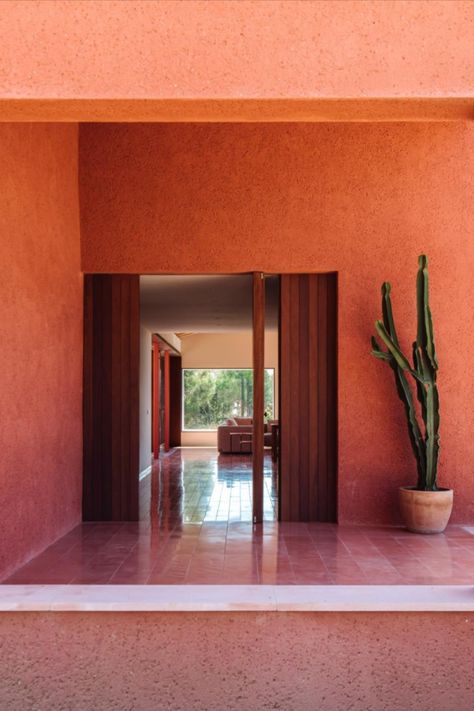 The paint is barely dry on this Mallorcan house by Isla Architects, which nestles among the vineyards between Santa Maria del Cami and Santa Eugenia and inspired by the tropical Mexican coast.   #Photography: Fantastic Frank   #architecture #design #pink #mallorca #spain #property Mexico Interior Design Mexican, Mexican Contemporary House, Contemporary Mexican Architecture, Mexican Pink House, Modern Mexican Architecture, Modern Mexican Interior, Mexican Style Interior Design, Spain Interior Design, Spanish Villa Home Exterior