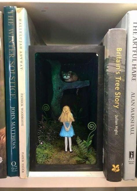 Book Nook Diorama, Tree Story, Bookshelf Art, Alice In Wonderland Book, Tanah Liat, Book Nook, Miniature Crafts, Book Shelf, Shadow Boxes