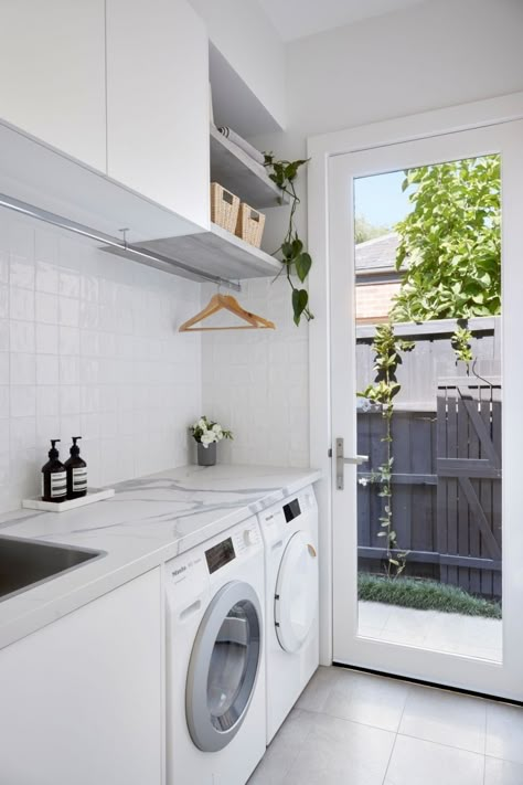 Malvern House - Projects - polytec Laundry Room Wallpaper Accent Wall, Floral Laundry Room, Laundry Room With Wallpaper, Accent Wall Laundry Room, Small Space Laundry Room, Laundry Room Wallpaper Ideas, Wall Laundry Room, Laundry Room Ideas Organization, Laundry Room Decorations