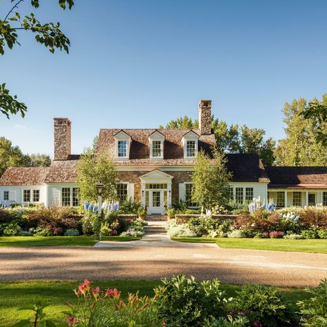 Historical Concepts, New England Farmhouse, Ranch Exterior, Farmhouse House, Studio Mcgee, Old Farmhouse, Classical Architecture, House Exteriors, Country Farmhouse Decor