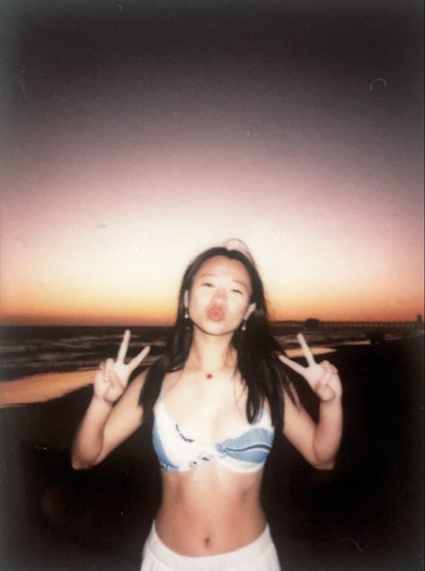 Polariod Aesthetic Girl, Beach Camera Aesthetic, Sunset Digital Camera, Summer Digital Camera Pics, Beach Polaroid Pictures, Old Camera Pictures, Aesthetic Polaroid Pictures Ideas, Polaroid Aesthetic Pictures, Beach Digital Camera Pics