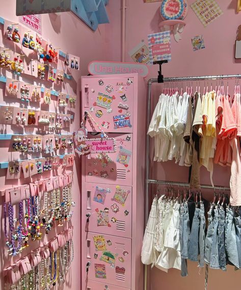 Korean Boutique Interior, Hotel Gift Shop Design, Cute Clothing Store Interior, Cute Store Aesthetic, Aesthetic Clothing Store Interior, Mini Boutique Store Ideas, Small Clothing Store Interior, Small Boutique Interior Design, Small Boutique Interior