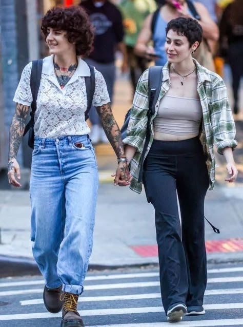 2023 Lesbian Style, Vintage Lesbian Style, Butch4butch Art, Artsy Lesbian Outfit, Summer Enby Outfits, Queer Street Style, 80s Lesbian Fashion, Butch4butch Aesthetic, Androgynous Femme Fashion