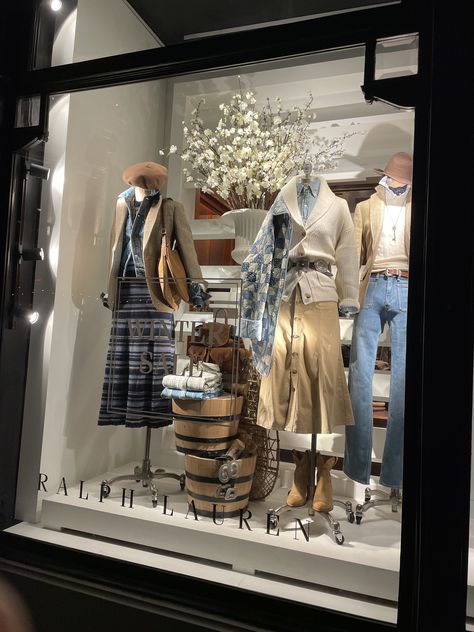 Ralph Lauren Window Display, Window Displays Retail Store Fronts, Visual Merchandising Ideas Creative, Clothing Window Display, Fashion Mannequin Display, Mannequin Display Ideas, Mannequin Outfits, Charity Shop Display Ideas, Booth Display Ideas Diy