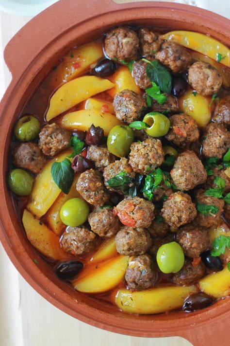 Algerian Recipes, Moroccan Food, Sauce Tomate, Arabic Food, African Food, Meat Recipes, Healthy Dinner Recipes, Meatballs, Food Lover