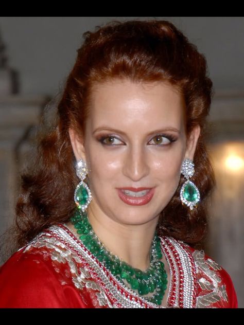 Princess Lalla Salma, wife of the King of Morocco. wearing her Emerald Suite. Amazing with her gorgeous red hair. Lala Salma, Lalla Salma, Royal Crown Jewels, Moroccan Jewelry, Royal Crowns, Royal Tiaras, Estilo Real, Historical Jewellery, Moroccan Dress