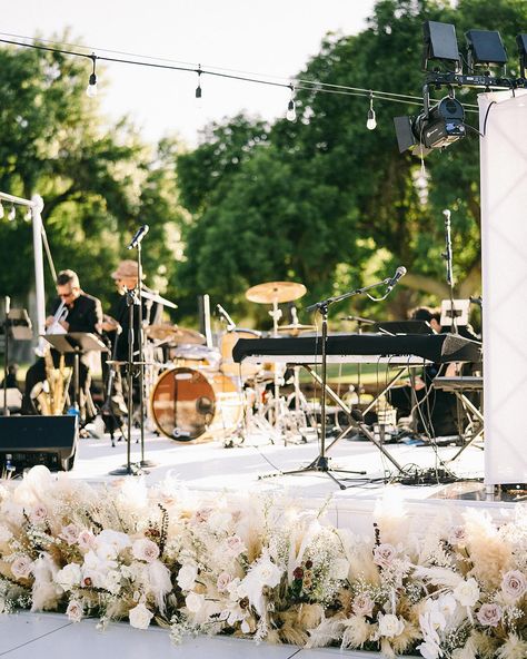 We ADORE this wedding set up🤍💍 . Just a BRIGHT + ✨FRESH✨ wedding set up😍 Whether it’s COLORFUL or NEUTRAL- We’ll work our DANG MAGIC⚡️🕊️ . Always Making it DANG FINE⚡️ . Head to our website | LINK IN BIO | & fill out our event form so we can get started in making your DANG FINE EVENT come to life ⚡️ #makingitDANGFINE #dangfinerentals #corporateeventdesign #eventdesigning #creativeeventdesign #holidaypartyideas #weddingdesignideas #designdetails #arizonaevents #arizonaeventdesign #eventren... Live Artist At Wedding, Dj Wedding Setup, Wedding Reception Dj Set Up, Wedding Music Band Stage, Live Session Music Set, Corporate Event Design, The Wedding Singer, Wedding Set Up, Holiday Parties