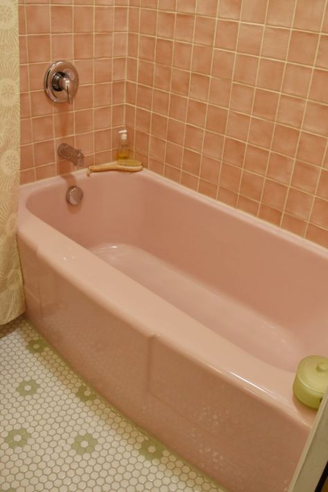 Old Pink Tile Bathroom Ideas, Pink And White Apartment, Green And Pink Bathroom, Take A Bath You Dirty Hippie, Pink Bathroom Vintage, Tub Bathroom Ideas, Pink Tile Bathroom, 1950s Bathroom, Pink Bathtub