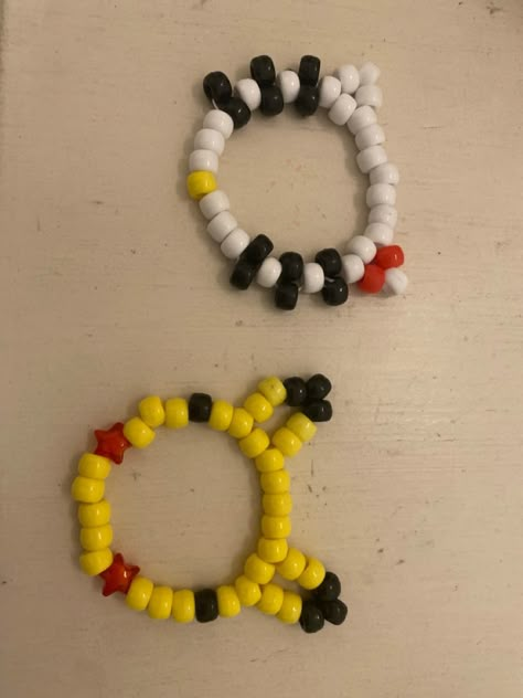 i love these sm but they look odd cause i hace a timy wrist wnd just simply couldnt do 30 beads 😭 Cincin Diy, Diy Kandi Bracelets, Diy Beaded Rings, Pretty Jewelry Necklaces, Manik Manik, Bracelet Craft Diy, Diy Jewelry Unique, Kandi Bracelets, Beaded Necklace Diy