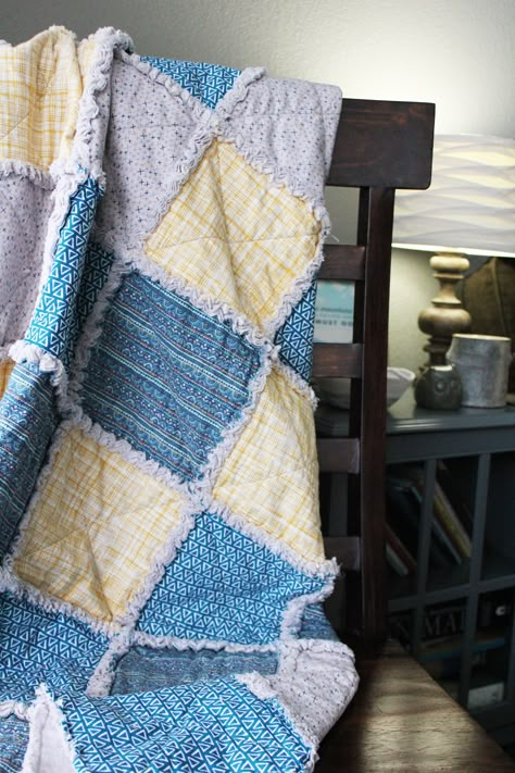 Learn how to make a comfy, cozy rag quilt from start to finish with this free pattern and tutorial. It's a perfect project for the beginner quilter. How To Make A Denim Rag Quilt, Beginner Rag Quilt, Quilt As You Go Rag Quilt, Diy Rag Quilt Tutorial, Puff Rag Quilt, Rag Quilts Ideas Shabby Chic, Rag Blanket Diy How To Make, Baby Rag Quilts Easy How To Make, How To Make A Rag Quilt For Beginners