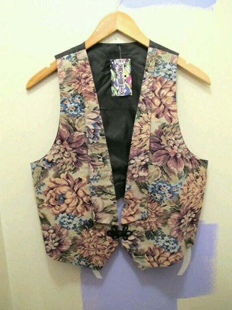 Romanic floral ( tapestry ) vest. Had it.  G;) 1980s Vintage Fashion, 80s Fashion Style, 90s Vest, Pleated Jeans, Tapestry Vest, 80s Fashion Trends, Floral Vest, 80s Floral, Floral Vests