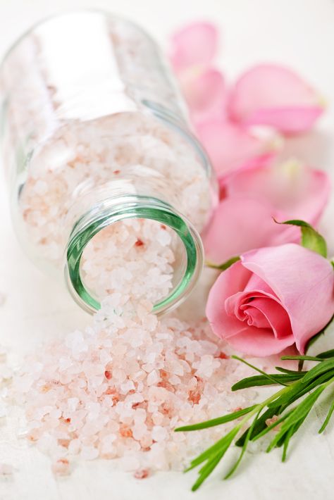 Epsom Salt Bath for Sore Muscles Rose Bath Salts Recipe, Epsom Salt Cleanse, Rose Petal Bath Salts, Epsom Salt For Hair, Epsom Salt Benefits, Rose Petal Bath, Rose Bath Salts, Bath Salts Recipe, Bath Salts Diy