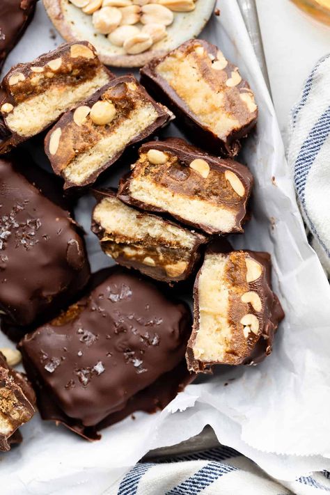 Snickers Recipe, Bourbon Cider, Vegan Snickers, Brownie Vegan, Homemade Candy Bars, Half Baked Harvest Recipes, Homemade Snickers, Snickers Bar, Harvest Recipes