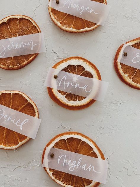 Dry Fruits Names, Diy Name Tags, Easy Diy Thanksgiving, Diy Place Cards, Deco Orange, Place Settings Thanksgiving, Fruit Names, Christmas Place Cards, Dinner Decor