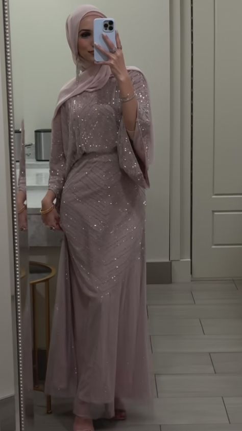 Prom Hijab Style, Halal Prom Dresses, Hijab Dresses Soiree, Modest Prom Dresses Muslim, Hijabi Graduation Outfits, Hijabi Prom Dress, Hijabi Graduation, Prom Dress Hijab, Hijabi Dresses Soiree