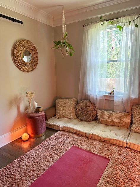 Cozy Yoga Room, Yoga Corner Bedroom, Meditation Space At Home, Yoga Bedroom, Zen Meditation Space, Yoga Room Design, Home Yoga Room, Calm Room, Heights House