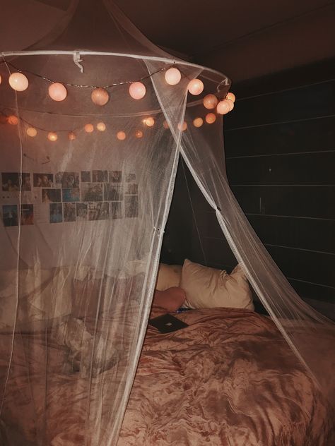 mosquito net w pink blanket and fairy lights in pastel cotton balls Mosquito Net Aesthetic, Mosquito Bed Net Bedroom Ideas, Mosquito Net Bedroom Ideas, Bedroom Mosquito Net Ideas, Mosquito Net Bed Aesthetic, Bed Mosquito Net Ideas, Bed Nets Ideas, Net Over Bed, Mosquito Net Ideas