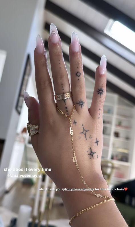 Girly Hand Tattoos, Side Hand Tattoos, Henna Inspired Tattoos, Finger Tattoo For Women, Ring Finger Tattoos, Hand And Finger Tattoos, Cute Hand Tattoos, Small Pretty Tattoos, Kenzie Ziegler