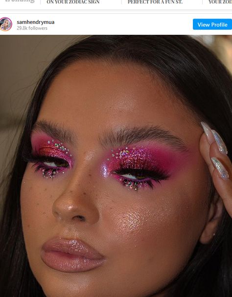 In case you missed it on your Instagram feed, bedazzled makeup is a huge trend at the moment. So, don’t hesitate to elevate your sexy makeup looks with gems and rhinestones. Pink Jewel Makeup Looks, Hot Pink Eyeshadow Looks Black Women, Carnival 3 Palette Looks, Plouise Makeup Academy Looks, Pink Carnival Makeup, Bold Pink Makeup, Pink Panther Makeup, Lashes Amazon, 90s Makeup Trends