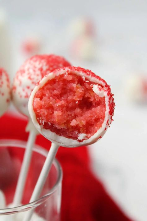 Strawberry Cake Pops - The Six Figure Dish Cheesecake Cake Pops, Strawberry Cheesecake Cake, Easy Strawberry Cake, Cake Pop Flavors, Cake Pop Boxes, Cake Pop Recipes, Strawberry Cake Pops, Chocolate Covered Graham Crackers, Cake Pop Recipe Easy