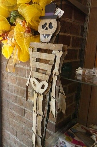 Skeleton craft to make Wooden Skeleton, Skeleton Craft, Halloween Porch, Halloween Skeletons, Halloween Haunt, Wood Shop, Halloween Art, Dia De Muertos, Skeleton