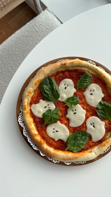 Pizza With Vegetables, Cute Homemade Pizza, Halloween Shaped Pizza, Halloween Pizza Night, Pizza Decoration Ideas, Ghost Shaped Pizza, Halloween Pizza Shapes, Ghost Pizza Halloween, Cute Pizzas