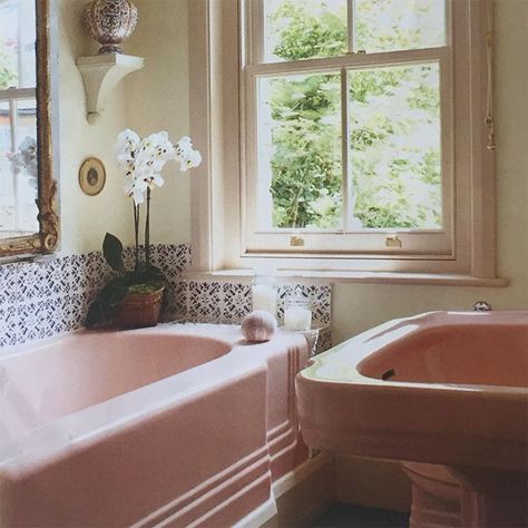 Pink bathroom suite with blue & white tiles from @houseandgardenuk March 16. Don't ditch your avocado basin just yet. Pink Bathroom Vintage, Pink Bathtub, Pink Bathrooms, Pink Tub, Peach Bathroom, Pink Tile, Retro Bathroom, Home Decor Retro, Retro Bathrooms