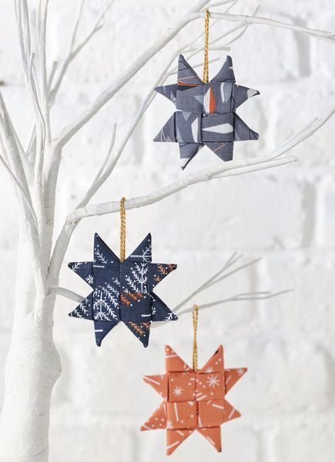 How to make origami stars from fabric scraps Christmas Sewing Ideas, Christmas Sewing Patterns, Christmas Decorations Sewing, Origami Star, Fabric Origami, Christmas Sewing Projects, Folding Origami, Christmas Stars, Fabric Christmas Trees