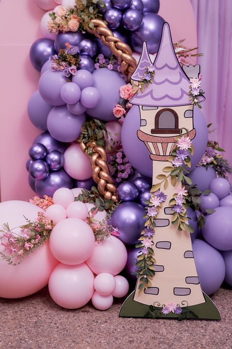 Tangled Outdoor Party, Rapunzel Theme Decoration, Tangled Birthday Party Ideas Decor, Tangled Balloon Decoration, Rapunzel Tower Diy Cardboard Boxes, Repunzle Tower, Rapunzel 1st Birthday Party, Tangle Birthday Party Ideas, Tangled Rapunzel Balloon Garland