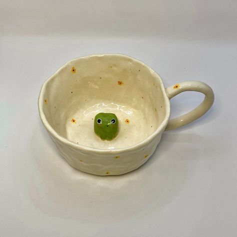 Peekaboo Ceramic Mug, Frog Bowl Clay, Clay Cups Handmade, Handmade Ceramics Cup, Cute Cups Ceramic, Pottery Cups Handmade, Cottagecore Pottery Ideas, Frog From Clay, Mugs Out Of Clay