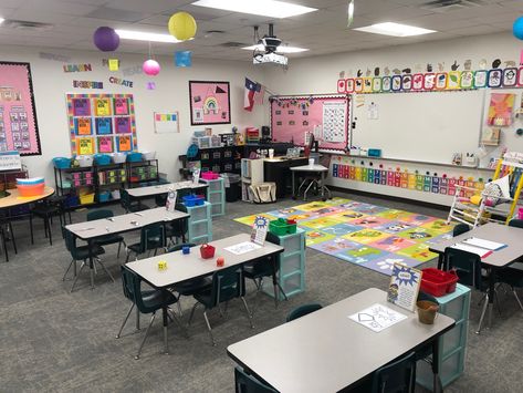 Classroom Setup With Tables Kindergarten, Classroom Setup Kindergarten Layout, Kindergarten Classroom Pictures, Kindergarten Aesthetic Classroom, Classroom Kindergarten Design, Rectangle Table Classroom Arrangement, Classroom Tables Arrangement, Kindergarten Seating Arrangement, Kindergarten Classroom Table Setup