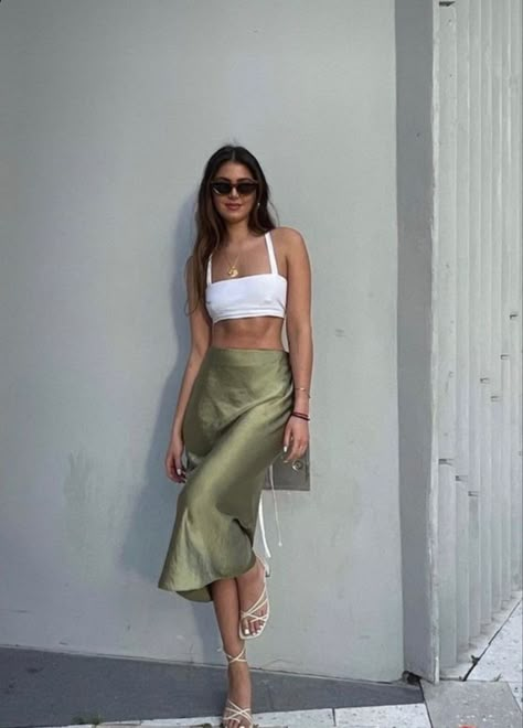 Midi Skirt Outfit Europe, Silk Beach Outfit, Long Satin Skirt Outfit Classy, Summer Silk Skirt Outfit, What To Wear To An Art Gallery, Silk Midi Skirt Outfit Summer, Long Silk Skirt Outfit Classy, Midi Skirt Outfit Satin, Satin Skirt Aesthetic