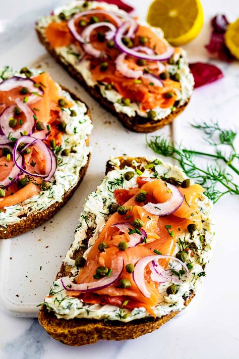 Smoked Salmon Toasts (Quick & Easy Recipe!) - Heavenly Home Cooking Bagels With Cream Cheese, Breakfast Toasts, Salmon Breakfast, Lox And Bagels, Salmon Bagel, Salmon Cream Cheese, Smoked Salmon Recipes, Healthy Lunch Ideas, Breakfast Toast