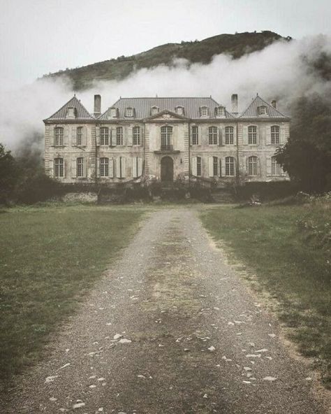 Creepy Houses, Old Mansion, Old Abandoned Houses, Abandoned Mansion, Old Mansions, Abandoned Castles, This Old House, Abandoned Mansions, Haunted Places