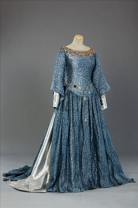 Gown. Gaun Abad Pertengahan, Medieval Gown, Medieval Dresses, Medieval Costume, Period Outfit, Old Dresses, Medieval Clothing, Medieval Dress, Fantasy Gowns