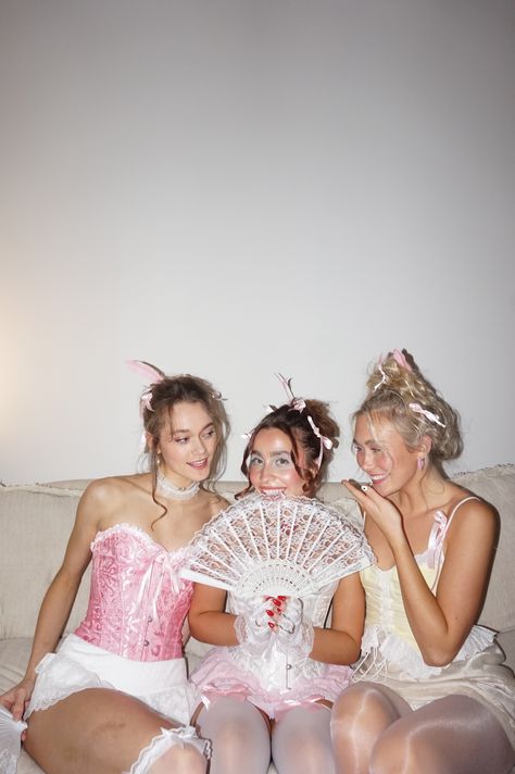 https://www.instagram.com/greer.jones/ Bridgerton Costumes Halloween, Budget Halloween Costumes, Bridgerton Halloween Costume, Marie Antoinette Photoshoot, Bridgerton Halloween, Halloween Costumes 2024, Marie Antoinette Costume Halloween, Fantasia Diy, Marie Antoinette Party