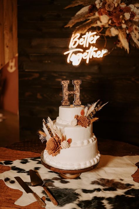 Check out this photo from brianna.purvis Western Cake Wedding, Rustic And Black Wedding, Country Themed Wedding Cake, Western Wedding Bride And Groom Table, Boho November Wedding, Western Wedding Planning, Western Theme Wedding Cake, November Country Wedding, Cowboy Western Wedding