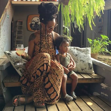 Earthy Mom Aesthetic, Boho Maximalism Outfits, Hippie Mom Aesthetic, Afro Boho Fashion, Black Hippy, Stile Boho Chic, Ethno Style, Mode Hippie, Earthy Outfits