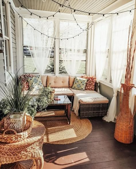 Sunroom Small House, Small Sunroom Plants, Screen Porch Ideas Farmhouse, Sunroom Day Bed, Cute Beach Bungalow, Boho Covered Porch, Small Enclosed Deck Ideas, Front Porch Accent Wall, 3 Season Porch Ideas Sunroom Bohemian