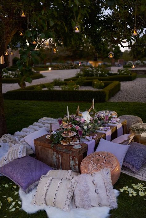 wedding inspiration, purple wedding, bohemian wedding, lavender wedding, wedding ideas Wedding Decorations Lavender, Lavender Picnic, Sweet 16 Summer, Purple Picnic, Picnic Event, Picnic Business, Lavender Theme, Picnic Setup, Luxury Picnics