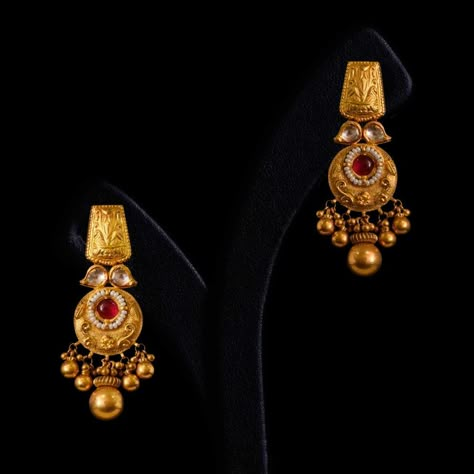 Gold Wedding Earrings Indian, Earrings Gold Indian Weddings, Small Earrings Gold, Gold Earrings Indian, Gold Jhumka, Antique Gold Earrings, Simple Gold Earrings, Gold Jhumka Earrings, Gold Jewelry Outfits