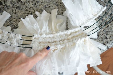 Super Fluffy tying method Shabby Chic Garland Diy, Rag Wreaths Ideas Shabby Chic, Rag Tie Wreath, Rag Wreath Tutorial, Rag Bows, Ribbon Wreath Diy, Rag Wreaths, Shabby Chic Wreath, Rag Garland