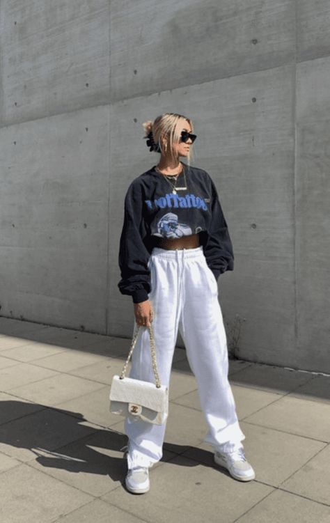 baggy white cargo pants street style outfit ideas for women White Joggers Outfit, Outfit Jogging, Joggers Outfit Women, White Pants Outfit, Sweats Outfit, Winter Pants Outfit, Cargo Pants Outfit, Joggers Outfit, Tomboy Style Outfits