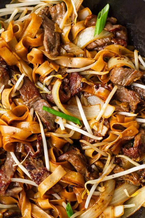 Cantonese Beef Chow Fun - Cooking For My Soul Asian Beef Noodles, Rice Noodles And Beef, Chinese Beef Noodles, Easy Cantonese Recipes, Cantonese Noodles Recipes, Taiwanese Noodle Recipe, Gluten Free Chow Mein, Beef With Rice Noodles, Beef And Noodles Chinese