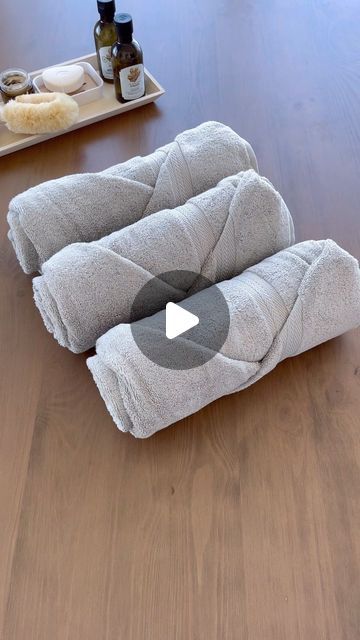 LINEN CHEST on Instagram: "3 ways to fold your towels 🧖🏼‍♀️💦 Featuring our most popular Royal Plush towels (on sale now!): 3 ways to fold your towels 🧖🏼‍♀️💦 Featuring our most popular Royal Plush towels (on sale now!) - 3 façons de plier vos serviettes 🧖🏼‍♀️💦 En vedette: les serviettes Royal Plush (notre collection la plus populaire) – en solde maintenant!  #linenchest #linenchestbath #towels #howto #bathroom" Ways To Fold Throw Blankets, Spa Rolled Towels, How To Fold Towels For Guests, Kleenex Folding Ideas, Folding Guest Towels Bathroom, Facecloth Folding Ideas, Different Ways To Fold Towels, Towel Origami Easy, How To Fold Bathroom Towels