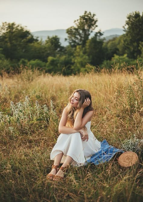 Outdoor Portrait Photography, Debut Photoshoot, Senior Photography Poses, Senior Photo Outfits, Senior Photo Poses, Spring Photoshoot, Photographie Portrait Inspiration, Pose Fotografi, Field Of Dreams